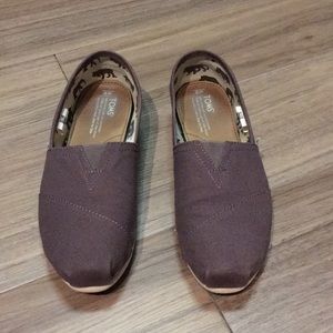 Gray Women’s Toms. Size 9.